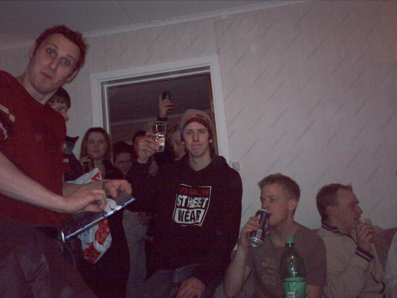 Kalven 20 år! En massa folk som festar.