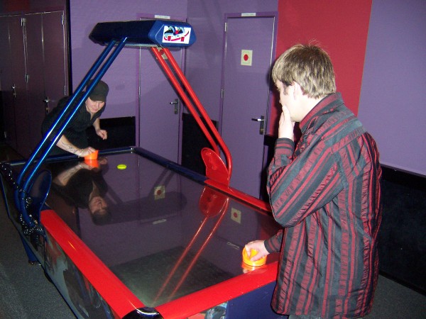 Lars vs Jon i Airhockey p Tallinresan nyret 08-09