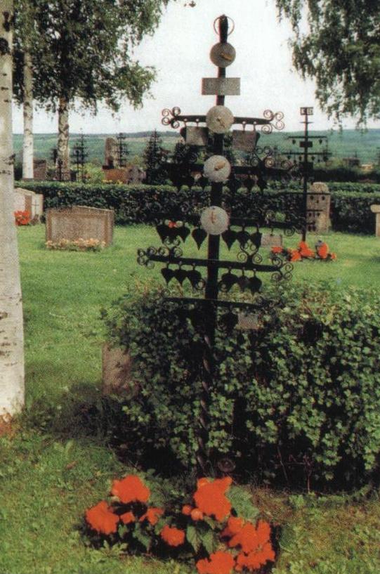 Johan Tinglöfs grav på kyrkogården i Ekshärad, utsmyckat med klockor.